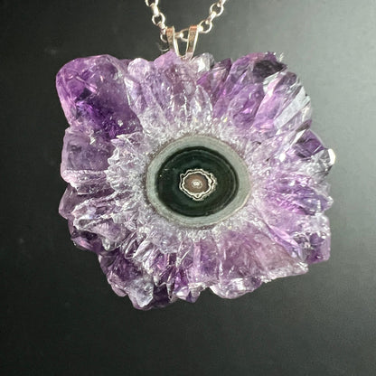 Amethyst Kristallanhänger | Nahaufnahme an Kette | zarte Lila-Nuancen | Sonnenmuster | Happy Minerals