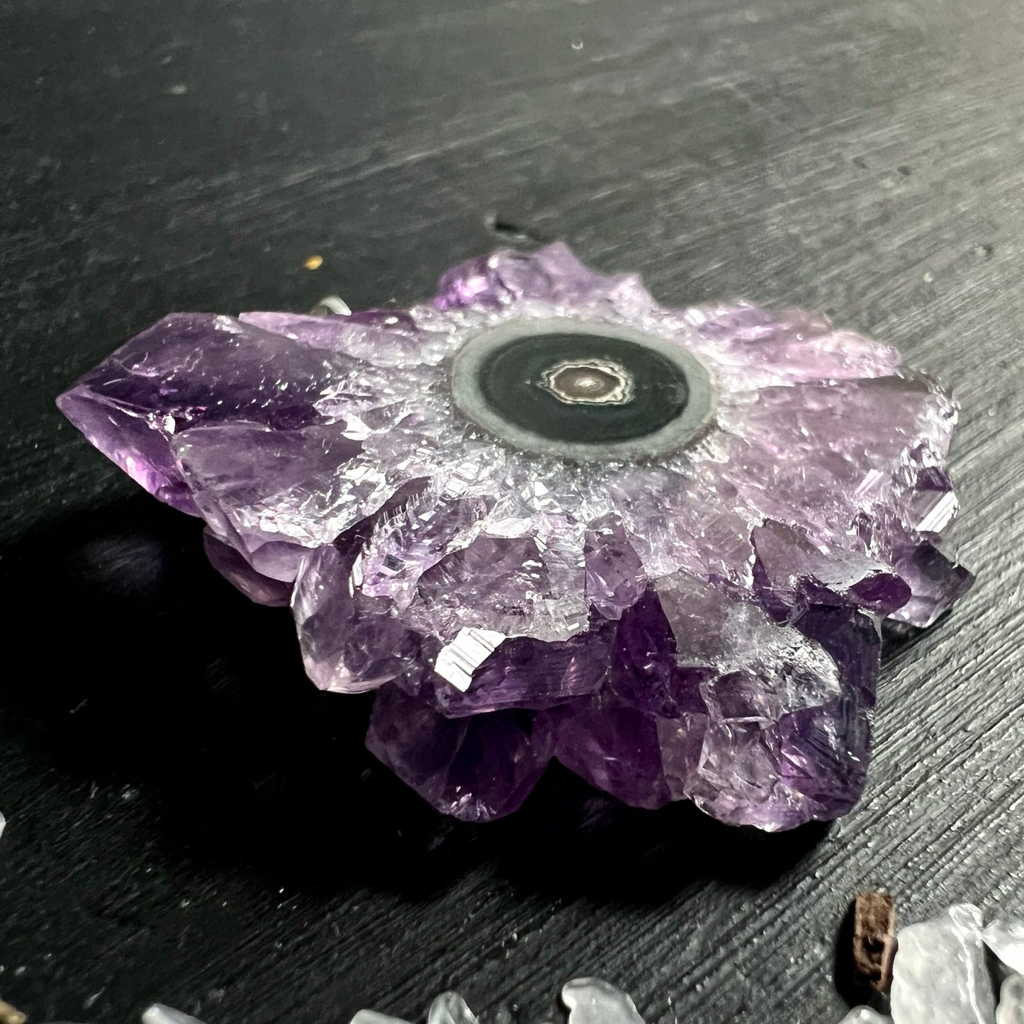 Amethyst Stalaktit | funkelnde Kristallzacken | lila Farbverlauf | Seitenansicht Unikat | Happy Minerals
