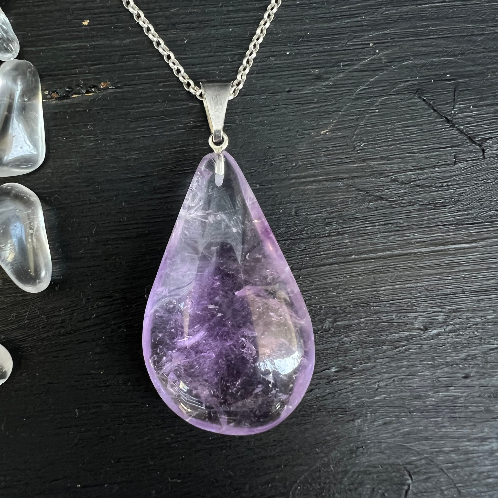 Amethyst Tropfen-Anhänger, hellviolett-transparent mit dunkelvioletten Kristallclustern im Inneren, Silberkette | Happy Minerals