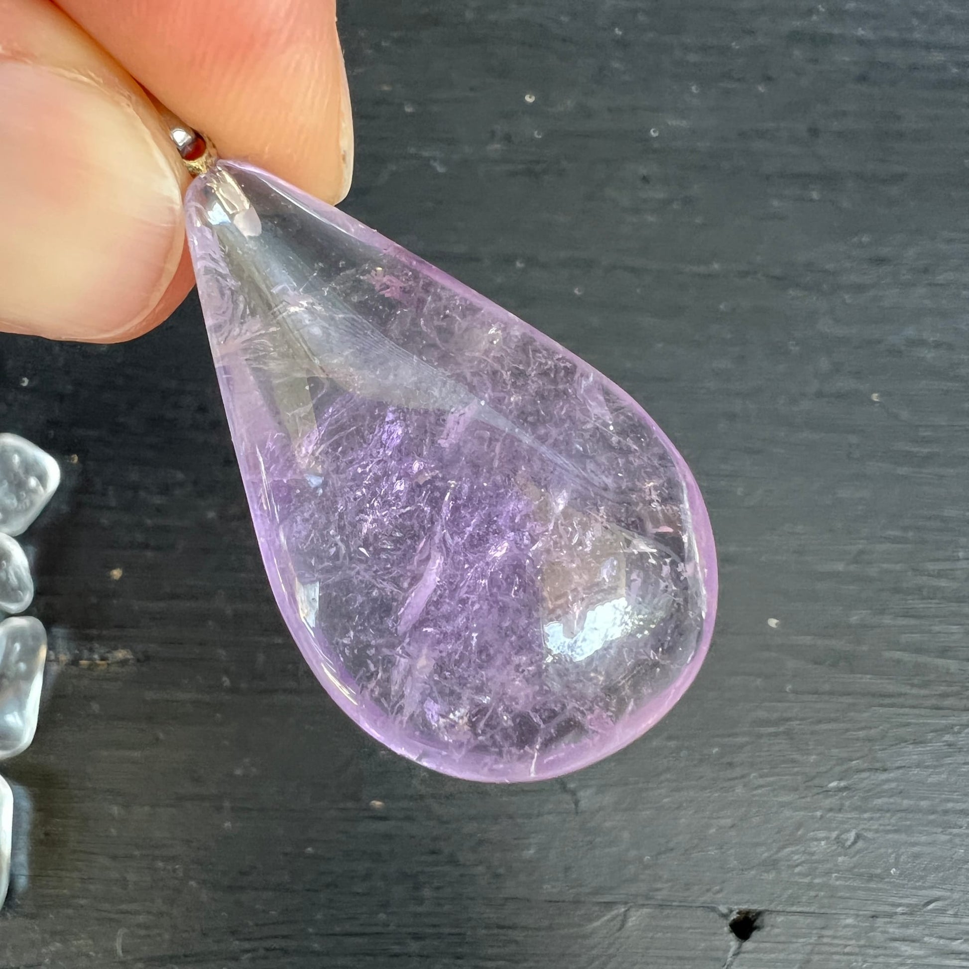 Amethyst Tropfen Anhänger, zartes Lavendel-Lila mit inneren Schlieren, Fasern und Einschlüssen, hochglanzpoliert | Happy Minerals