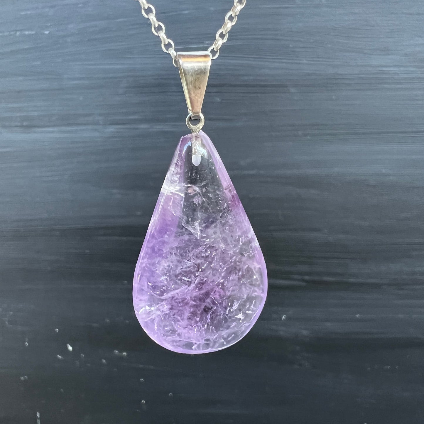 Amethyst Tropfen Anhänger, zartes Lavendel-Lila mit weisslichen Schlieren und tiefvioletten Zonen, poliert | Happy Minerals