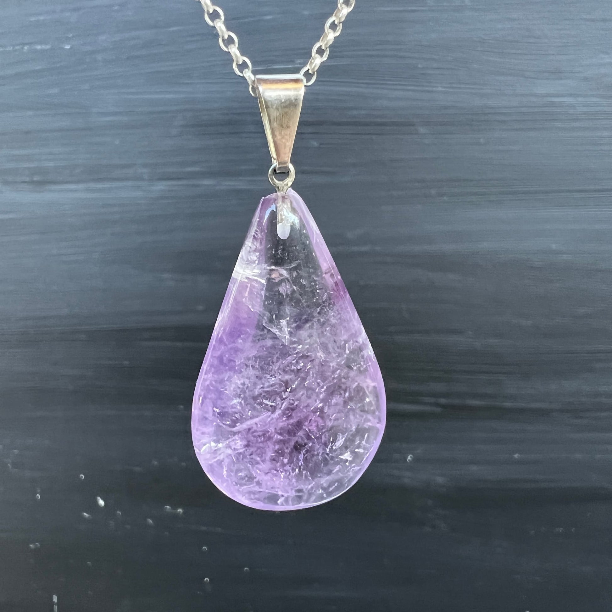 Amethyst Tropfen Anhänger, zartes Lavendel-Lila mit weisslichen Schlieren und tiefvioletten Zonen, poliert | Happy Minerals