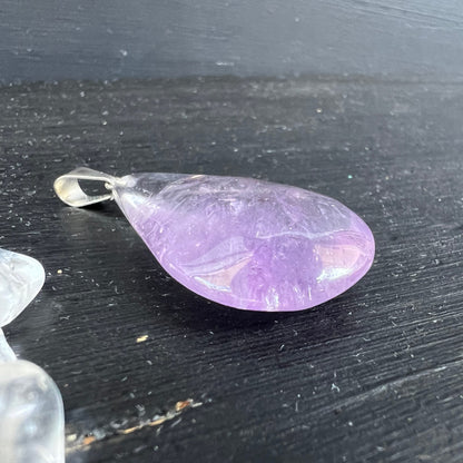 Amethyst Tropfen Anhänger, zartes Lavendellila mit Craquelé-Muster, poliert, Silberöse | Happy Minerals