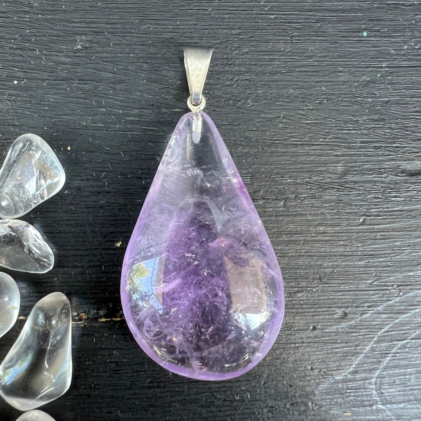 Amethyst Tropfen-Anhänger, transparent-lila mit dunkelviolettem Kern, Einschlüsse & Glanzreflexe, Silberfassung | Happy Minerals