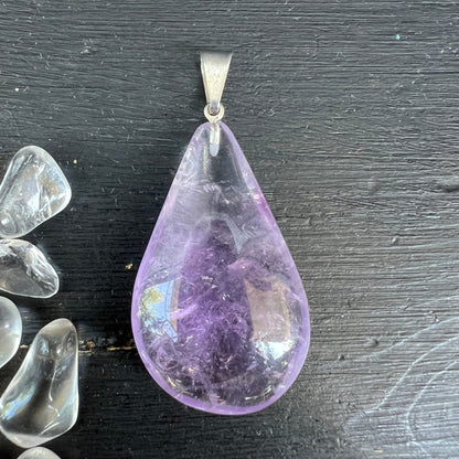 Amethyst Tropfen-Anhänger, transparent-lila mit dunkelviolettem Kern, Einschlüsse & Glanzreflexe, Silberfassung | Happy Minerals