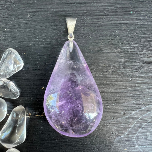 Amethyst Tropfen-Anhänger, transparent-lila mit dunkelviolettem Kern, Einschlüsse & Glanzreflexe, Silberfassung | Happy Minerals