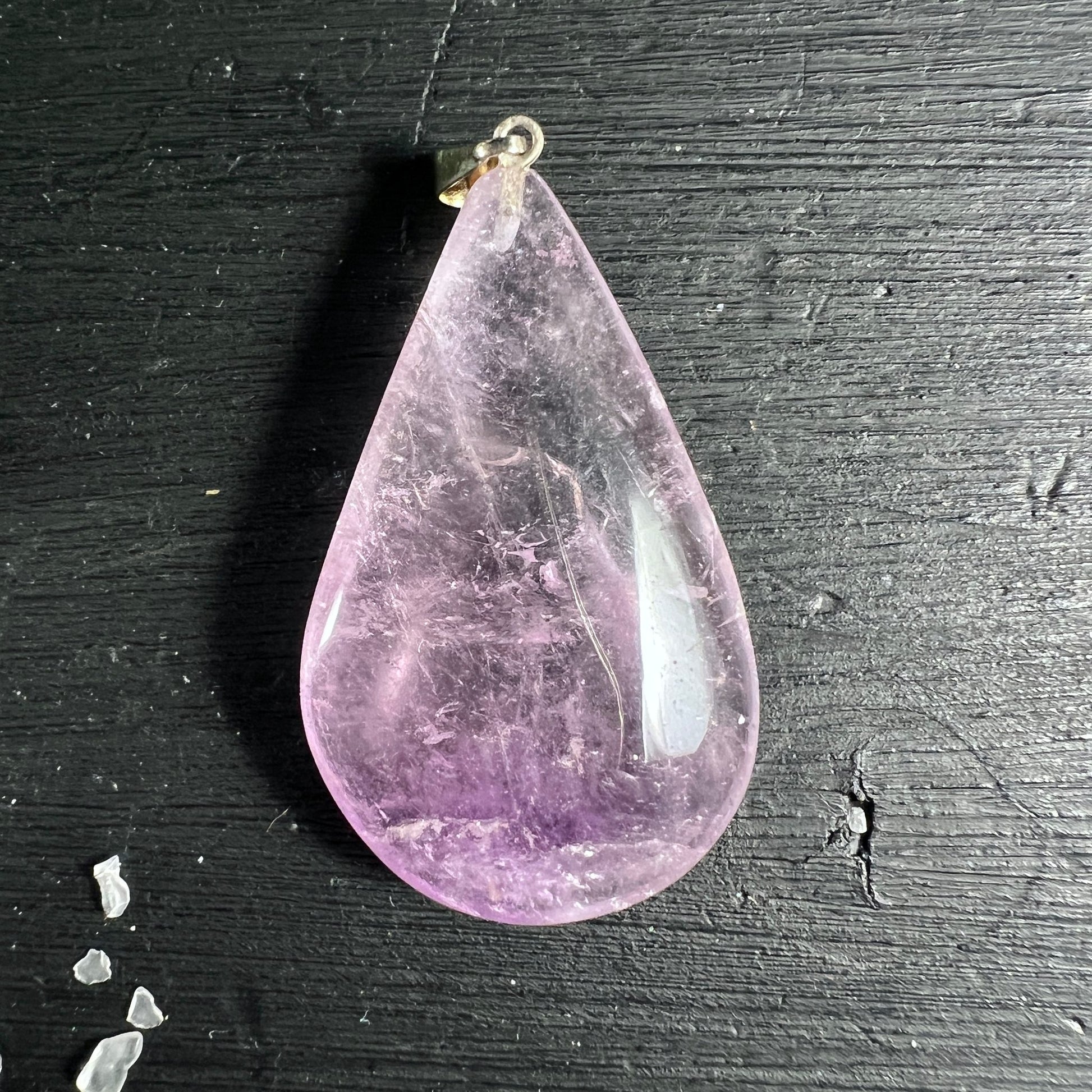 Amethyst Tropfen Anhänger | violett lila | Brasilien | natürliche Einschlüsse | dunkler Holzhintergrund | Happy Minerals