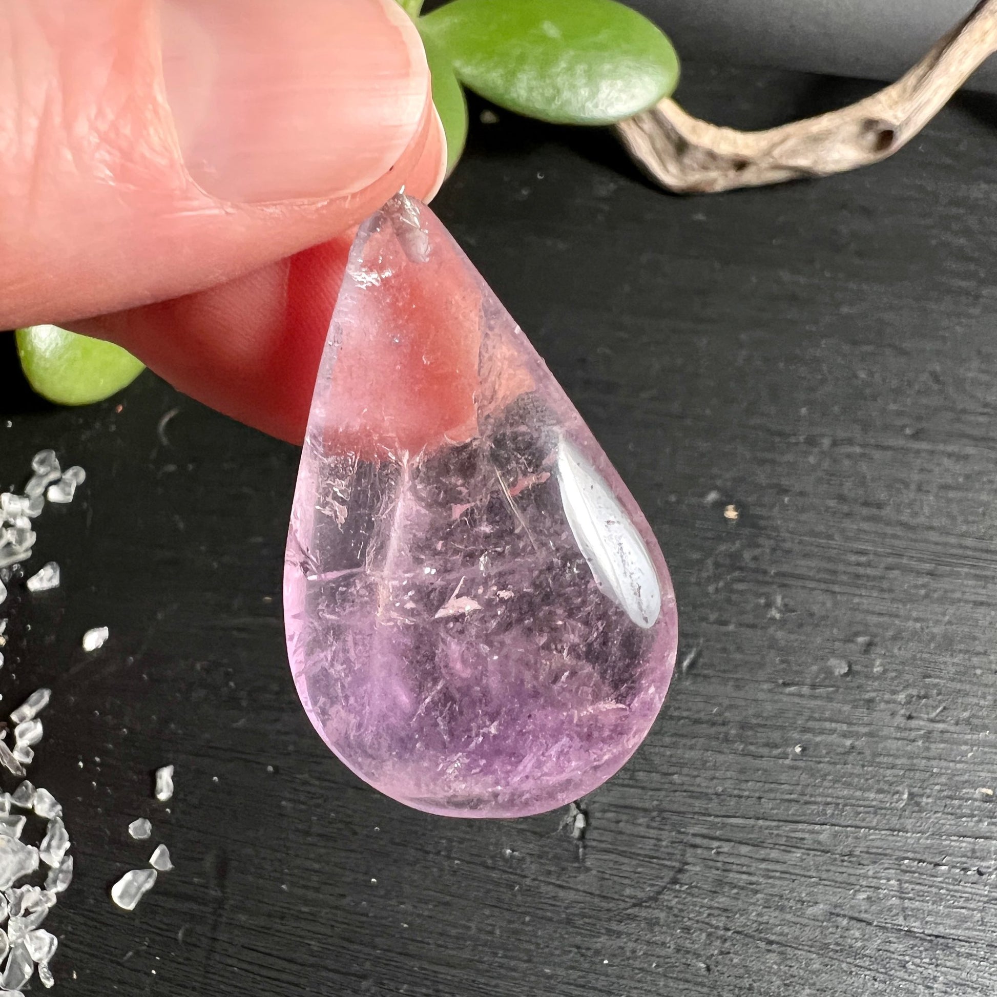 Amethyst Tropfen Anhänger | Daumen hält | natürliche Maserung | lila transparent | grüne Deko | Happy Minerals