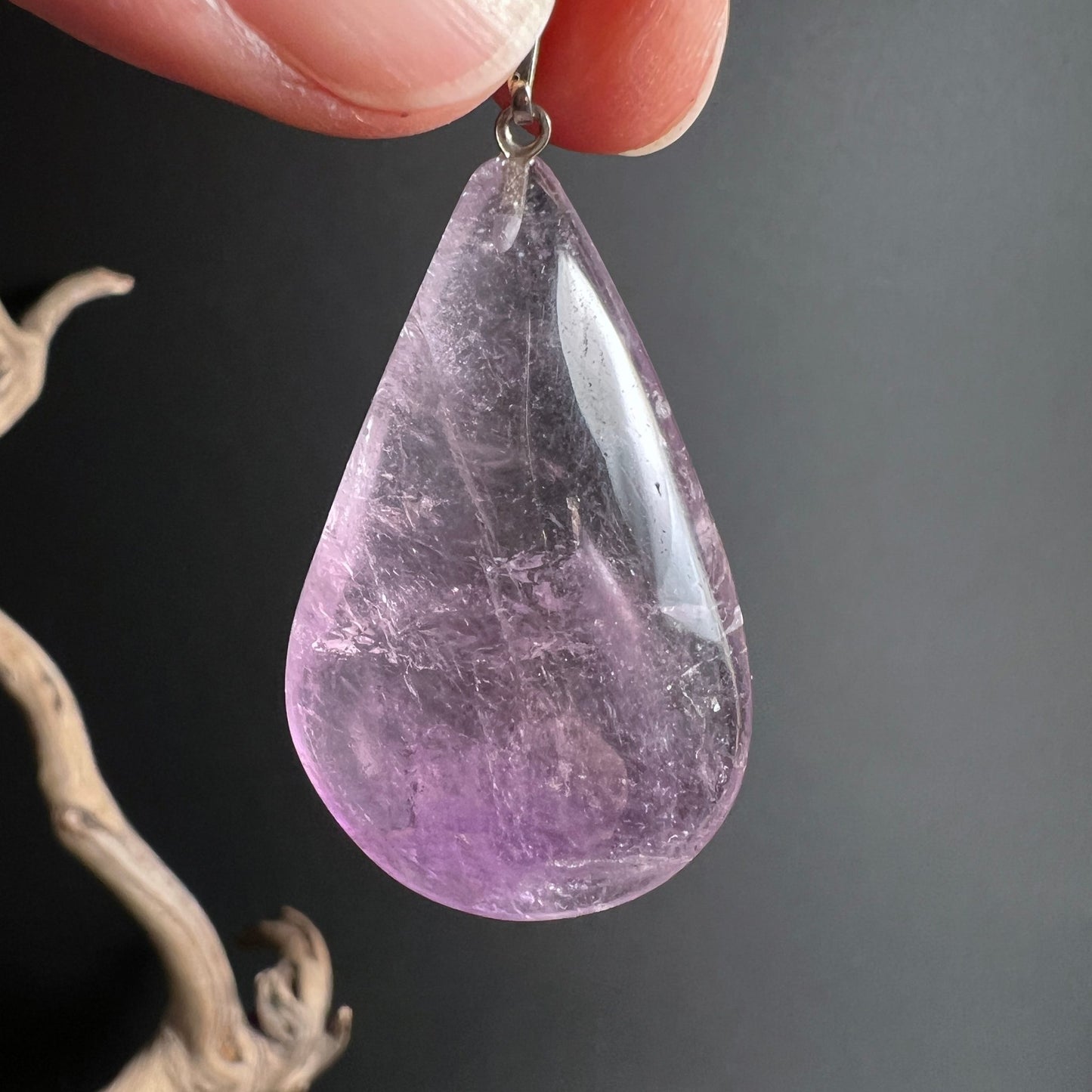 Amethyst Tropfen | Hand hält Anhänger | transparente Qualität | violette Farbnuancen | silberne Öse | Happy Minerals