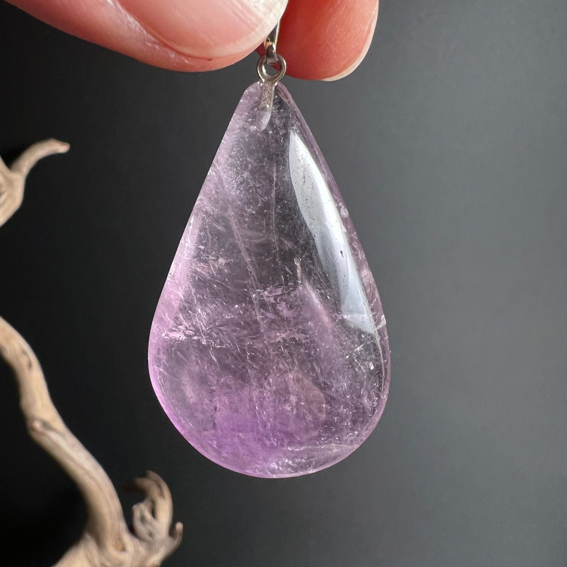 Amethyst Tropfen | Hand hält Anhänger | transparente Qualität | violette Farbnuancen | silberne Öse | Happy Minerals