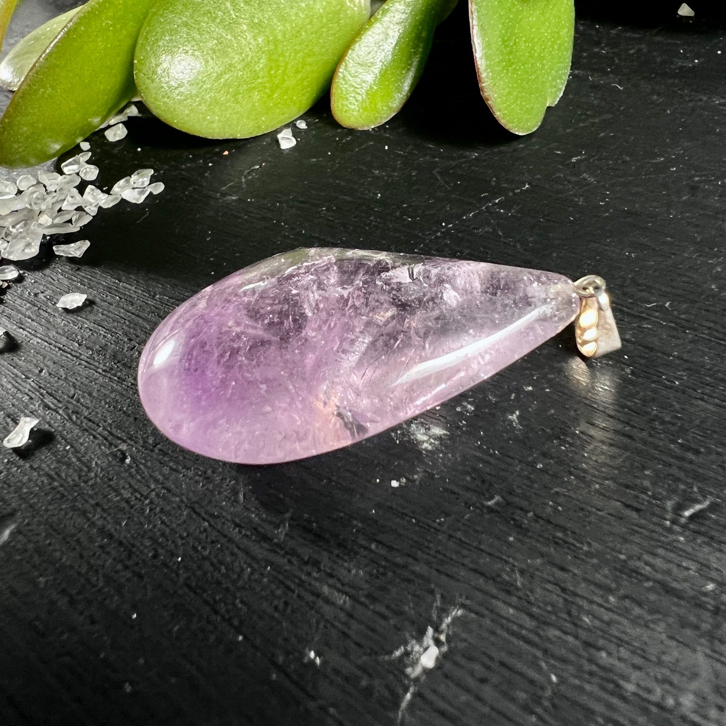 Amethyst Tropfen Anhänger | liegend | grüne Limetten | kristalline Struktur | natürlicher Edelstein | Happy Minerals