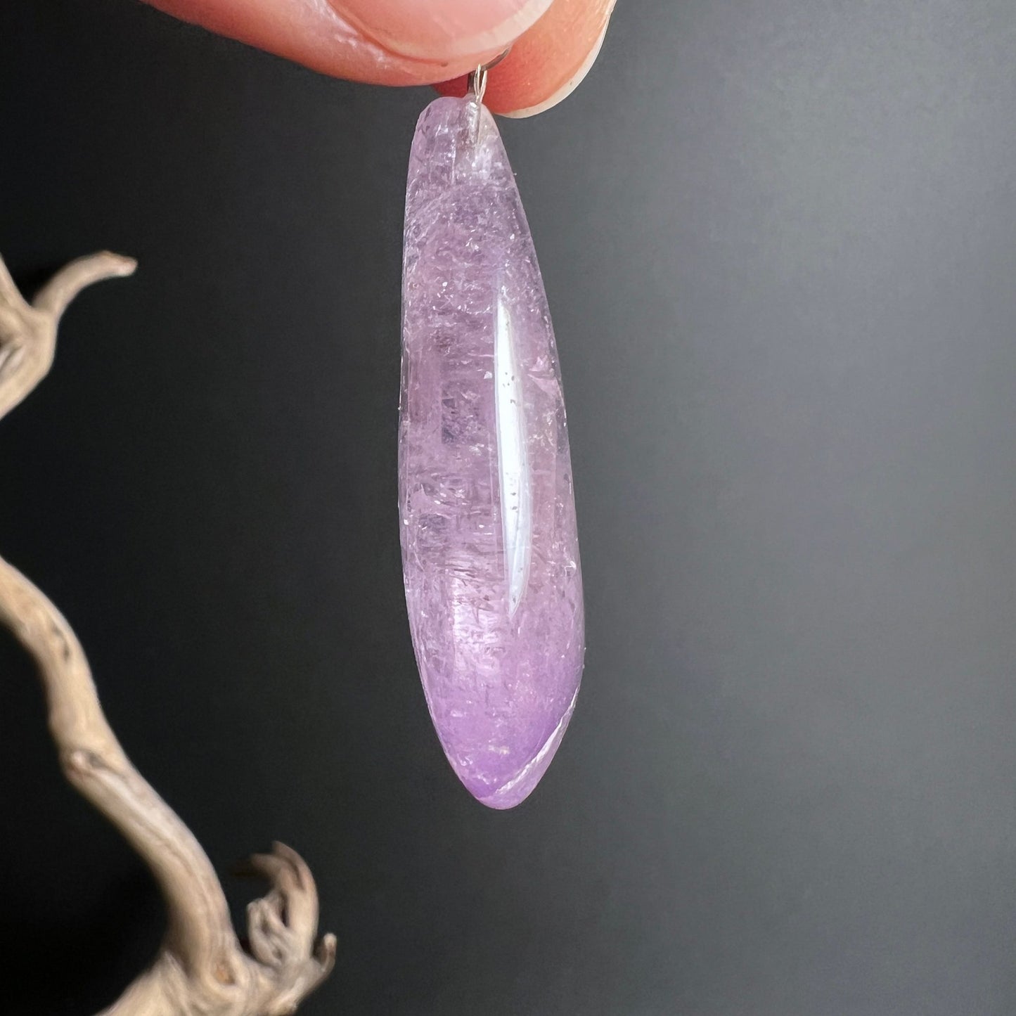 Amethyst Tropfen Seitenansicht | schmale Form | durchscheinend | violetter Edelstein | Fingerspitzen | Happy Minerals