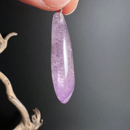 Amethyst Tropfen Seitenansicht | schmale Form | durchscheinend | violetter Edelstein | Fingerspitzen | Happy Minerals