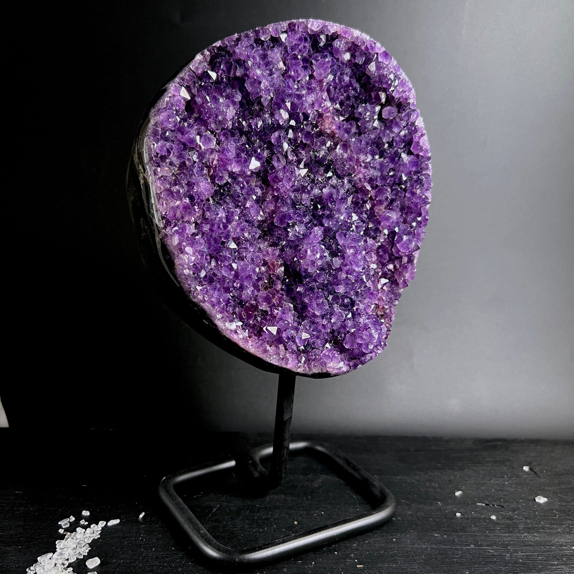Amethyst Unikat Uruguay | tiefdunkles Violett | polierte Kanten | Metallständer | funkelnde Kristalle | Happy Minerals