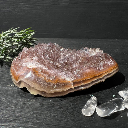 Amethyst Uruguay | zarte Lilaviolett-Töne | goldbraune Achat-Rinde | Druse | Seitenansicht | Unikat | Happy Minerals