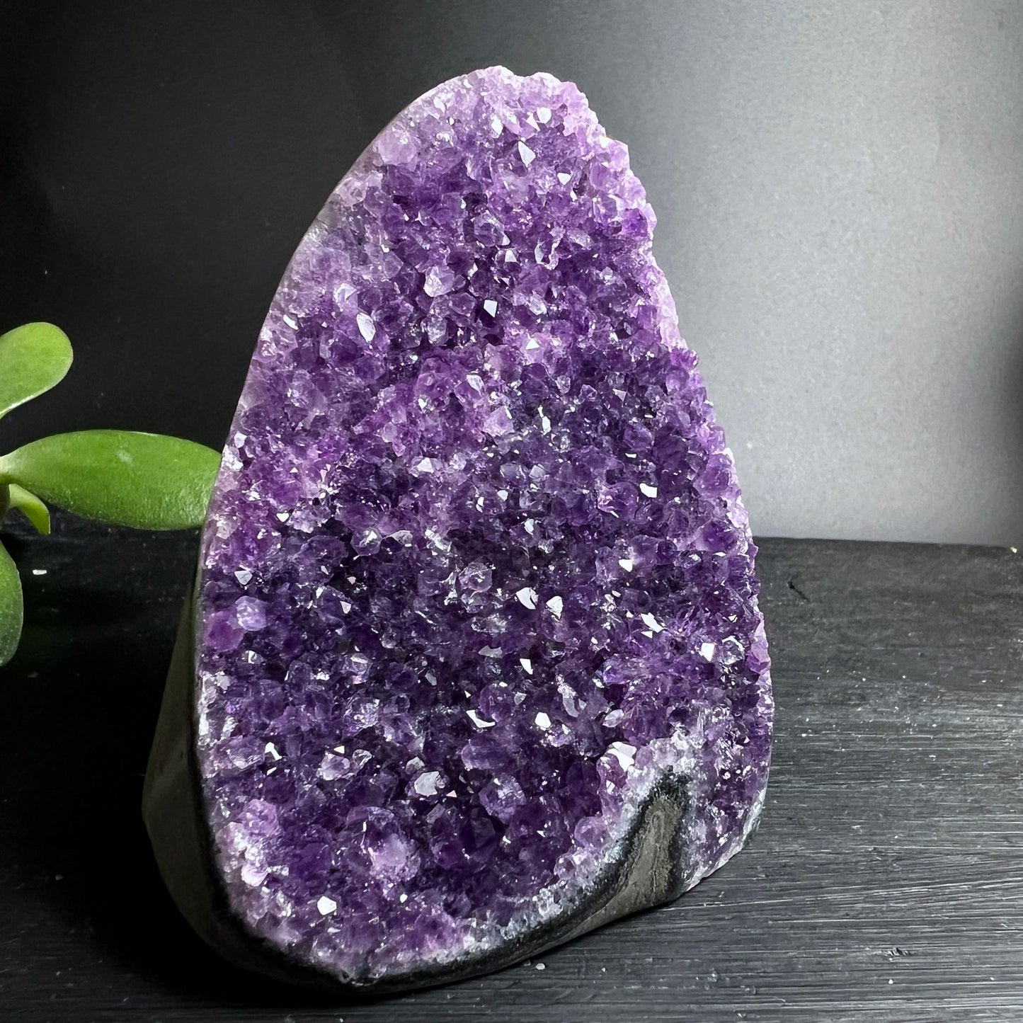 Amethyst Uruguay | Frontalansicht | leuchtend lila Kristalle | polierter Naturstein | Happy Minerals