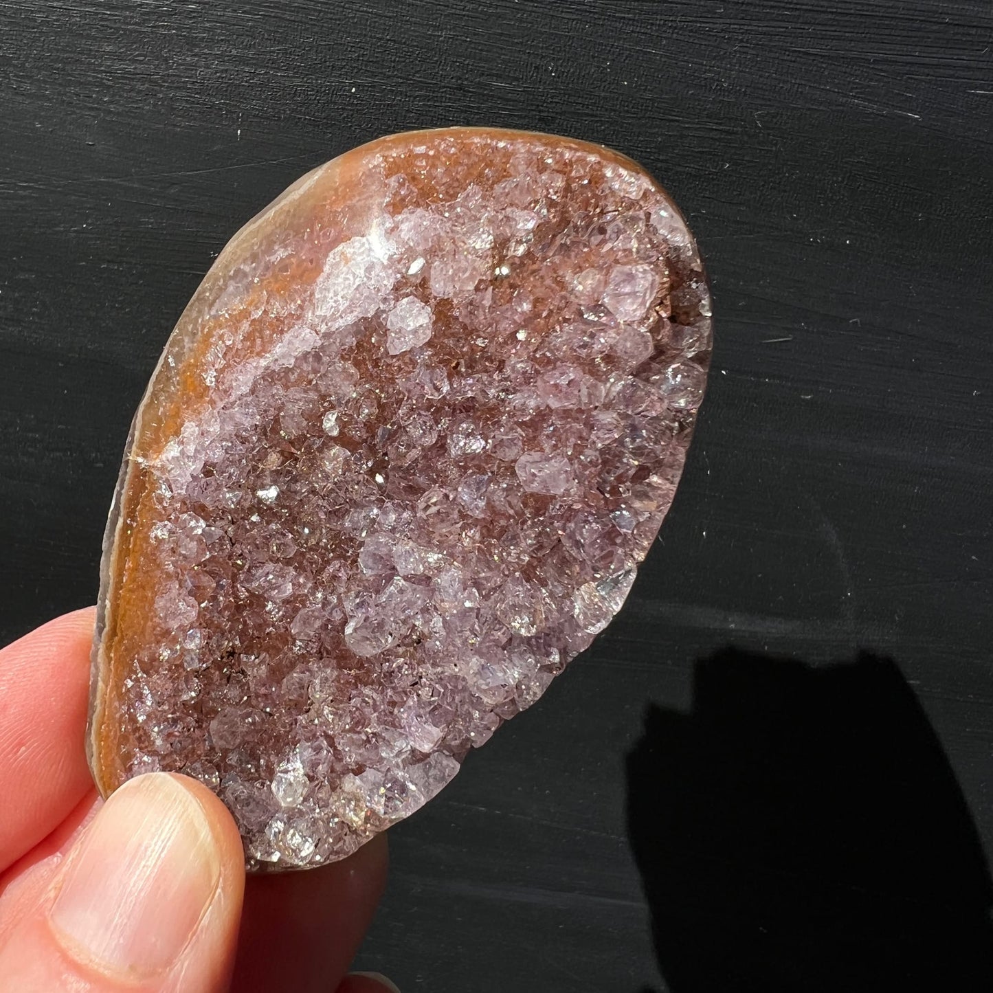 Amethyst Uruguay | halbmondförmig | sanfte Lilatöne | goldbraune Rinde | in Hand gehalten | Unikat | Happy Minerals