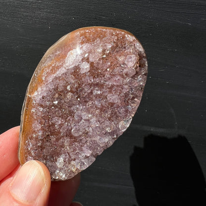 Amethyst Uruguay | halbmondförmig | sanfte Lilatöne | goldbraune Rinde | in Hand gehalten | Unikat | Happy Minerals