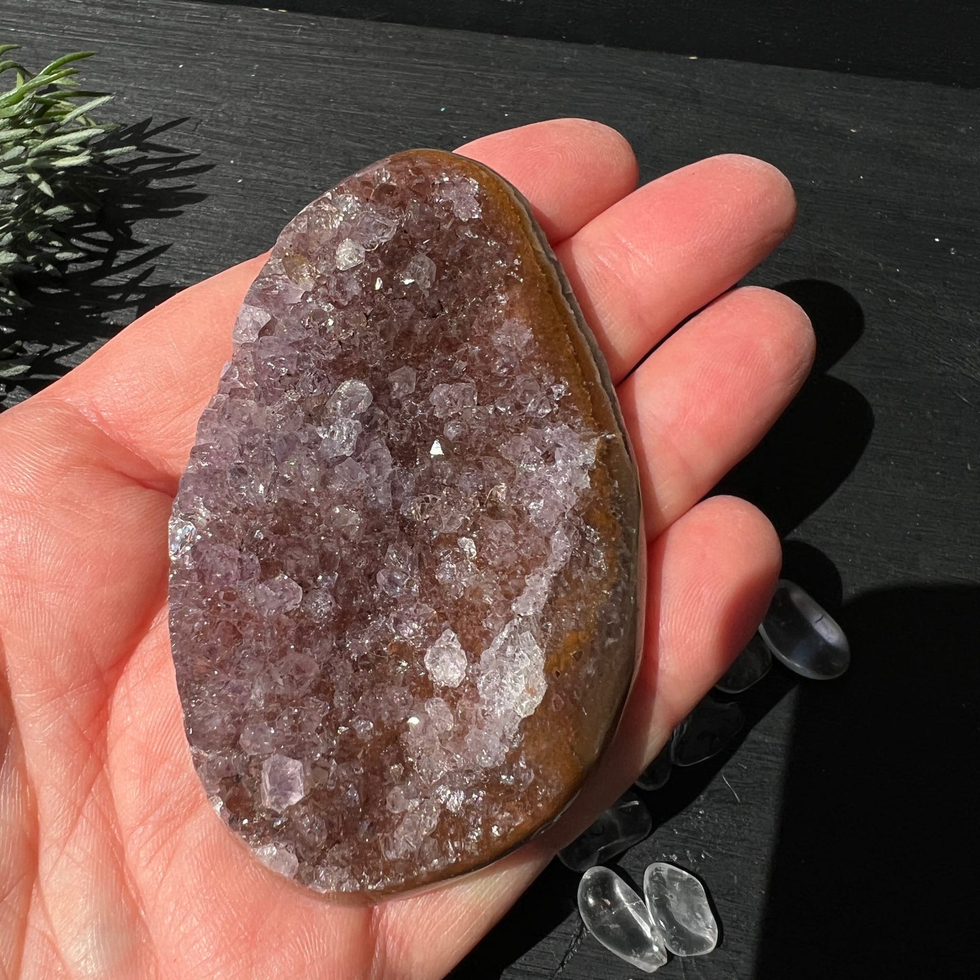 Amethyst Uruguay | flach auf Handfläche | funkelnde Druse | polierte Kanten | Gesamtansicht | Unikat | Happy Minerals