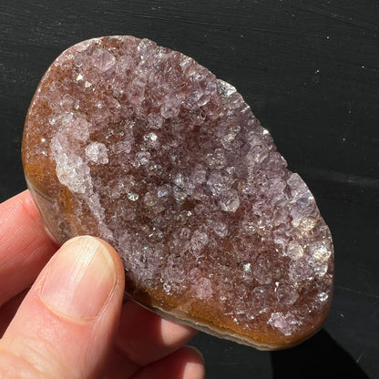 Amethyst Uruguay | in der Hand gehalten | Größenvergleich | zarte Lila-Kristalle | polierte Kanten | Unikat | Happy Minerals