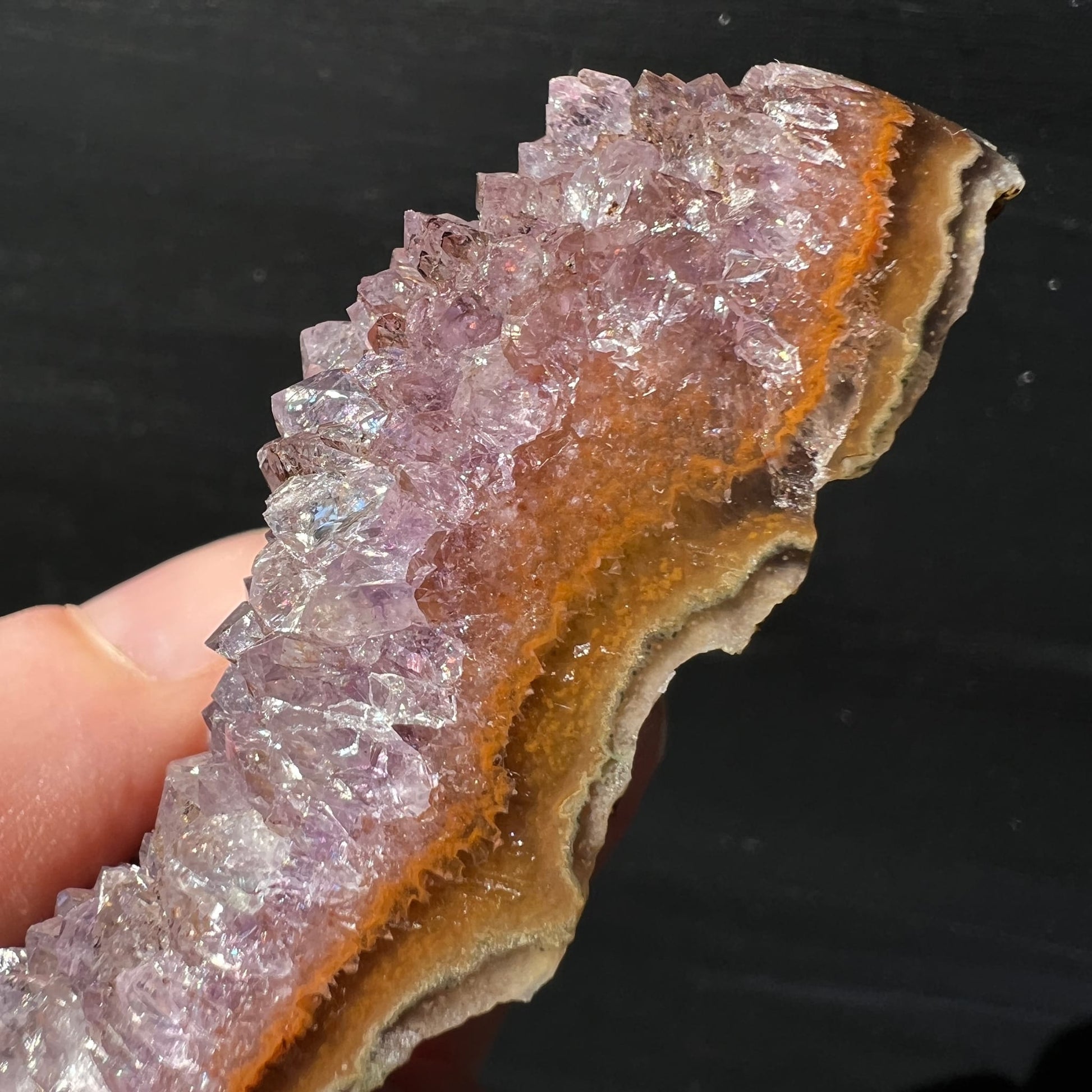 Amethyst Uruguay | Nahaufnahme Kante | schimmernde Kristallspitzen | orange-goldene Achatbänder | Unikat | Happy Minerals