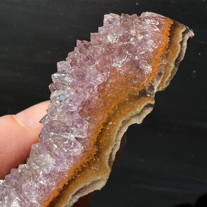 Amethyst Uruguay | Nahaufnahme Kante | schimmernde Kristallspitzen | orange-goldene Achatbänder | Unikat | Happy Minerals