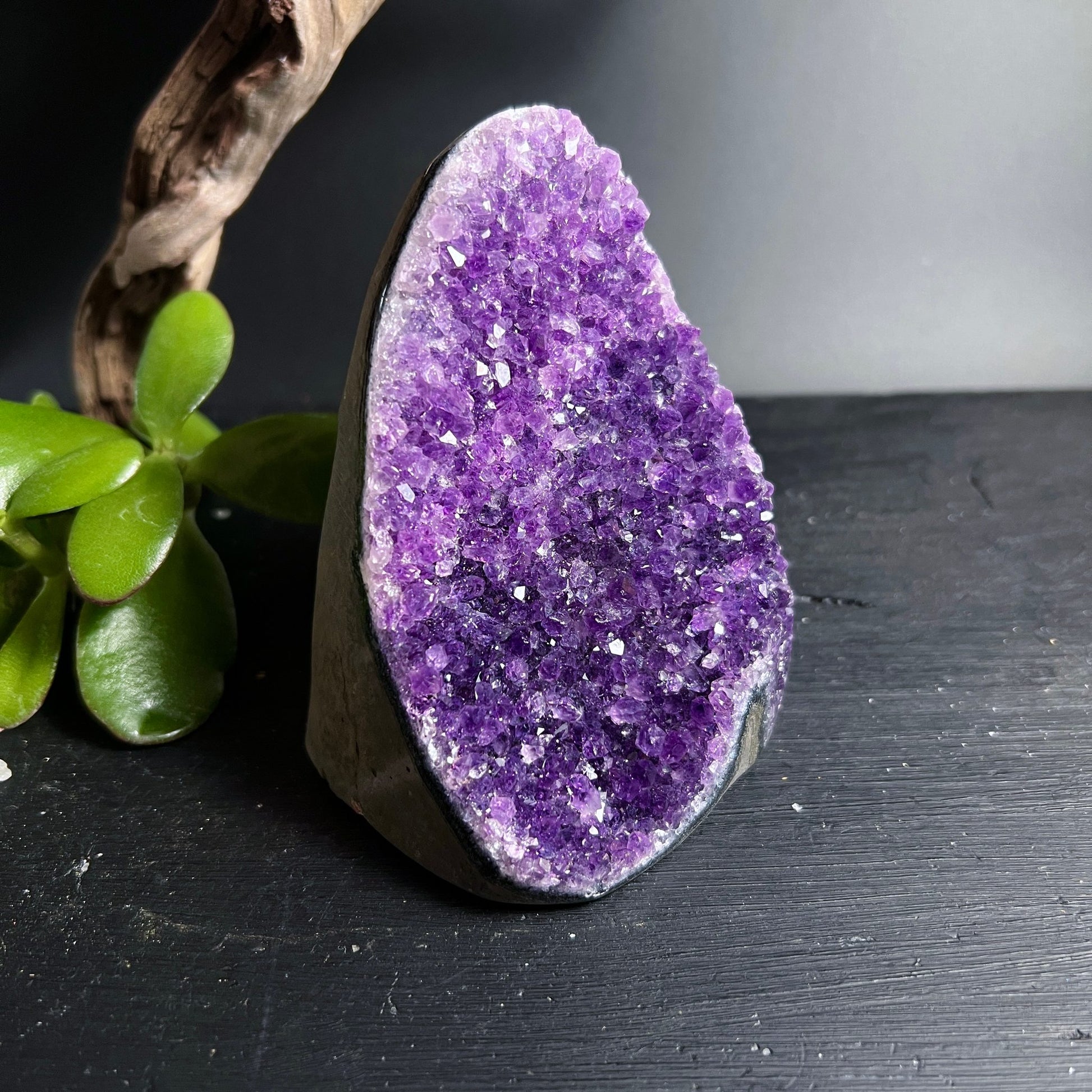 Amethyst Uruguay | Kristalldruse violett | polierte Kanten | Seitenansicht | Happy Minerals Unikat