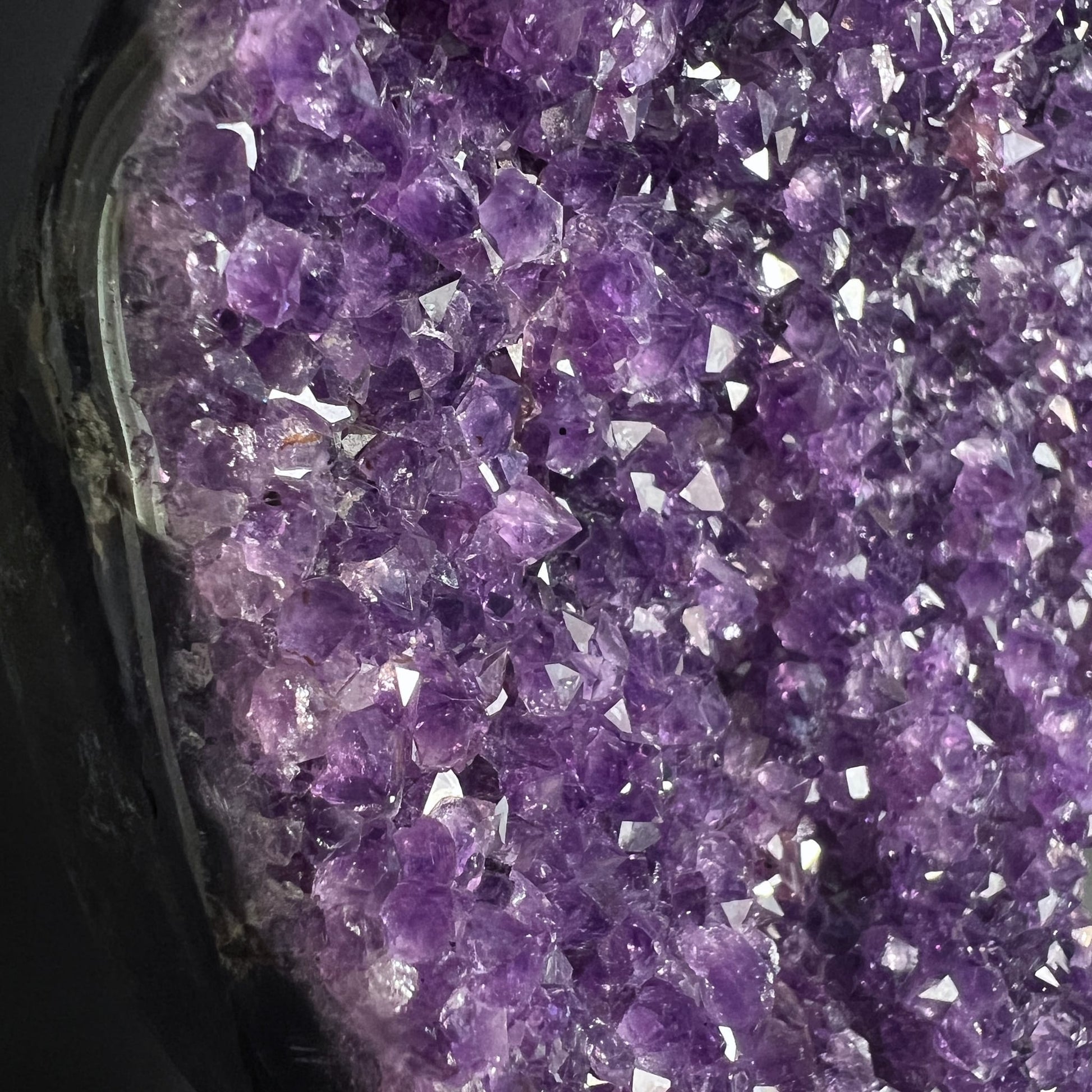 Amethyst Uruguay Nahaufnahme | glitzernde Kristallspitzen | violette Farbtiefe | polierter Rand | Unikat | Happy Minerals