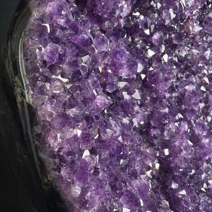 Amethyst Uruguay Nahaufnahme | glitzernde Kristallspitzen | violette Farbtiefe | polierter Rand | Unikat | Happy Minerals