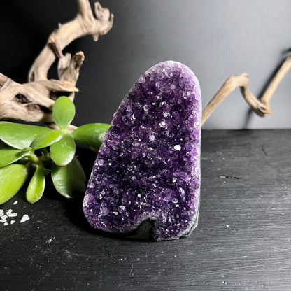 Amethyst Uruguay | Naturkristall polierte Kanten | tiefviolett | funkelnde Drusen | Happy Minerals