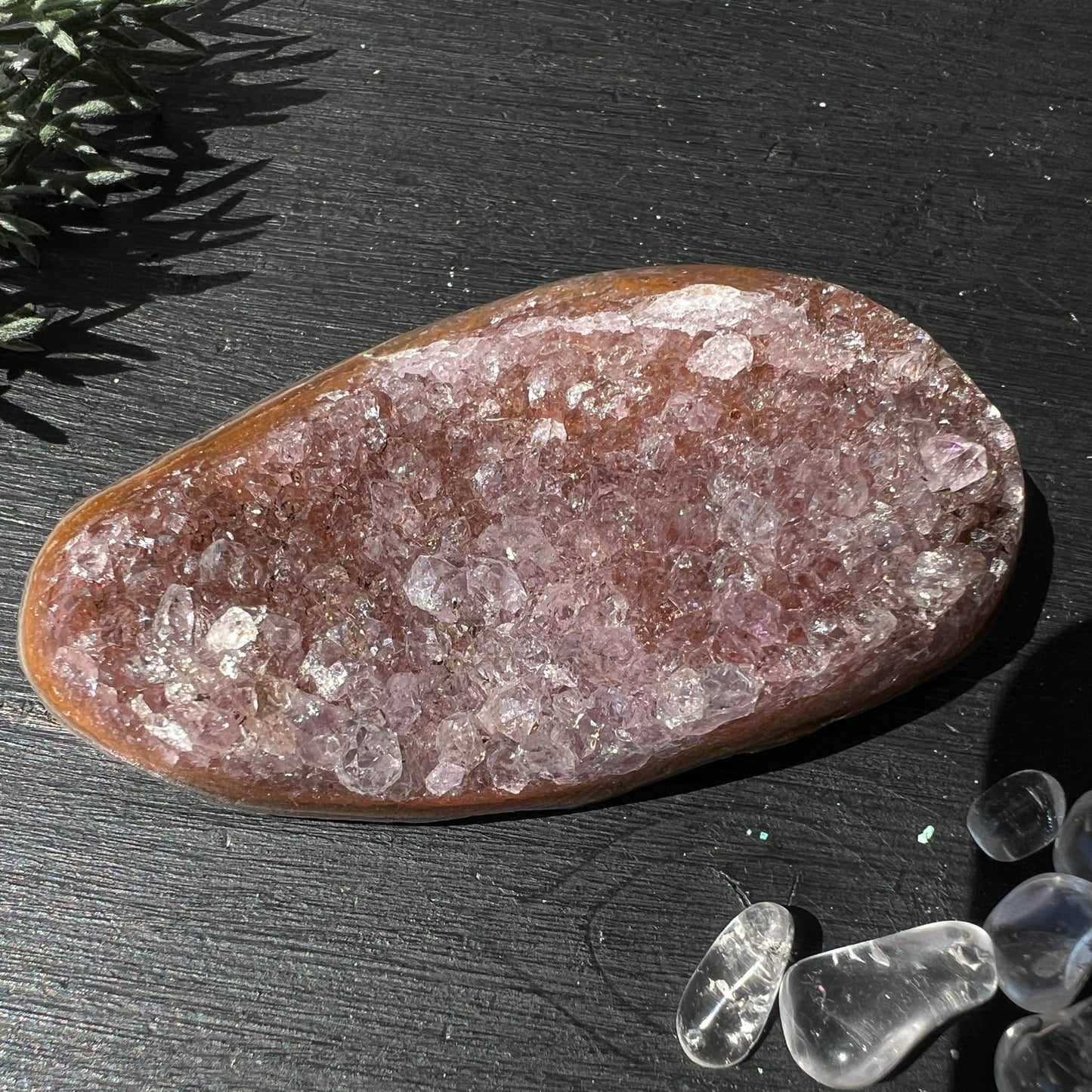 Amethyst Uruguay | ovale Form | glitzernde Kristalloberfläche | warme Brauntöne | Draufsicht | Unikat | Happy Minerals