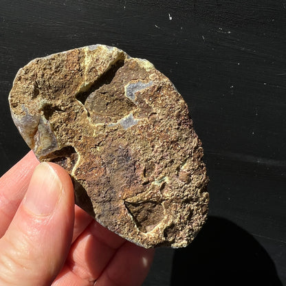 Amethyst Uruguay | natürliche Rückseite | erdige Brauntöne | raue Gesteinsstruktur | Unikat | Happy Minerals