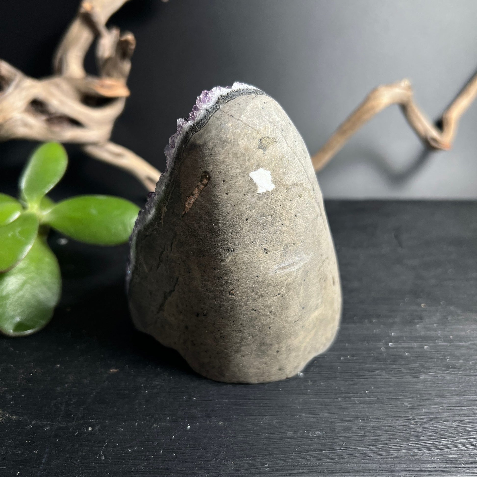 Amethyst Uruguay | Rückseite | graue Basis | polierte Naturkristall Kanten | Happy Minerals