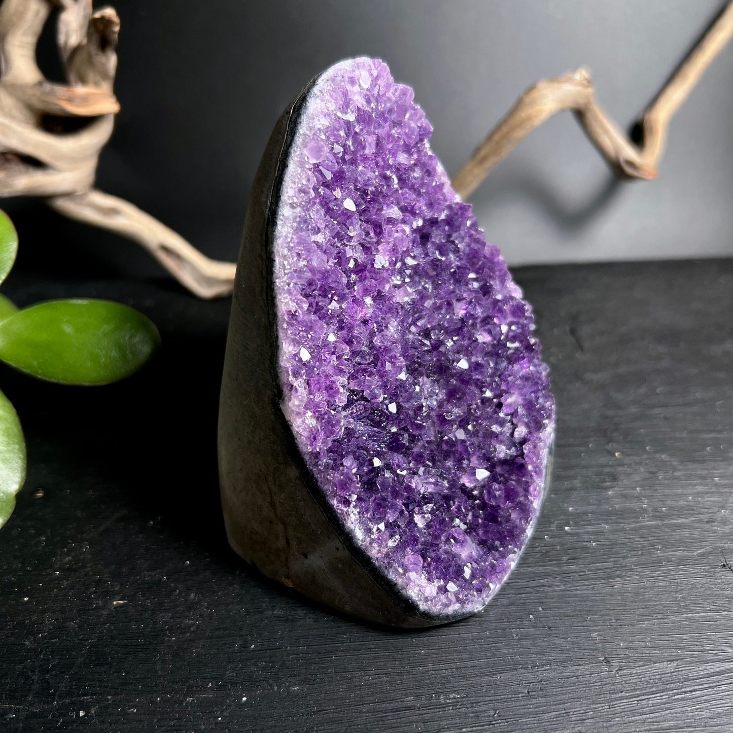 Amethyst Uruguay | schräge Ansicht | violette Kristallformation | poliert | Happy Minerals Unikat