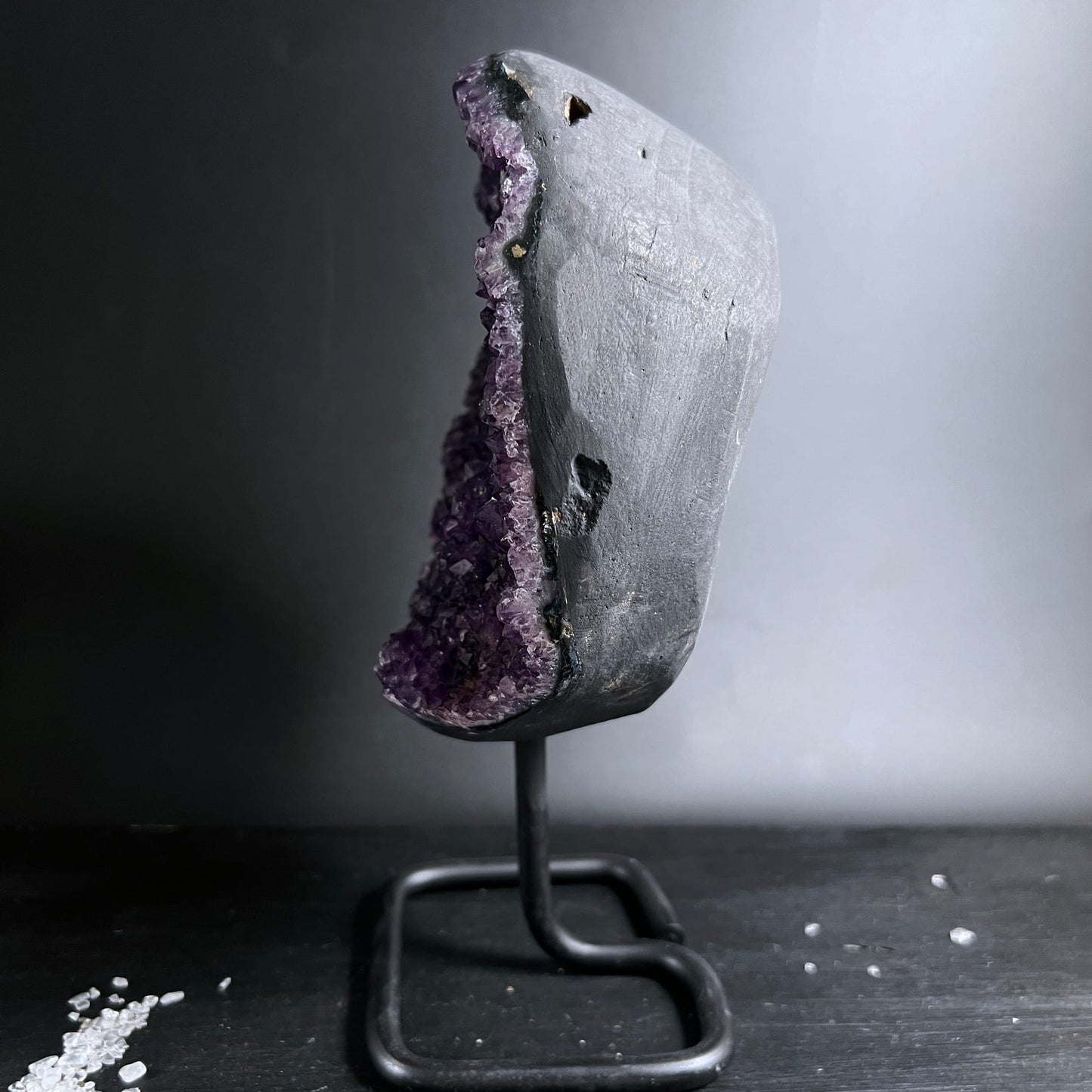 Amethyst Unikat Uruguay | Seitenansicht | dunkle Basaltmatrix | polierte Kanten | Metallständer | Happy Minerals