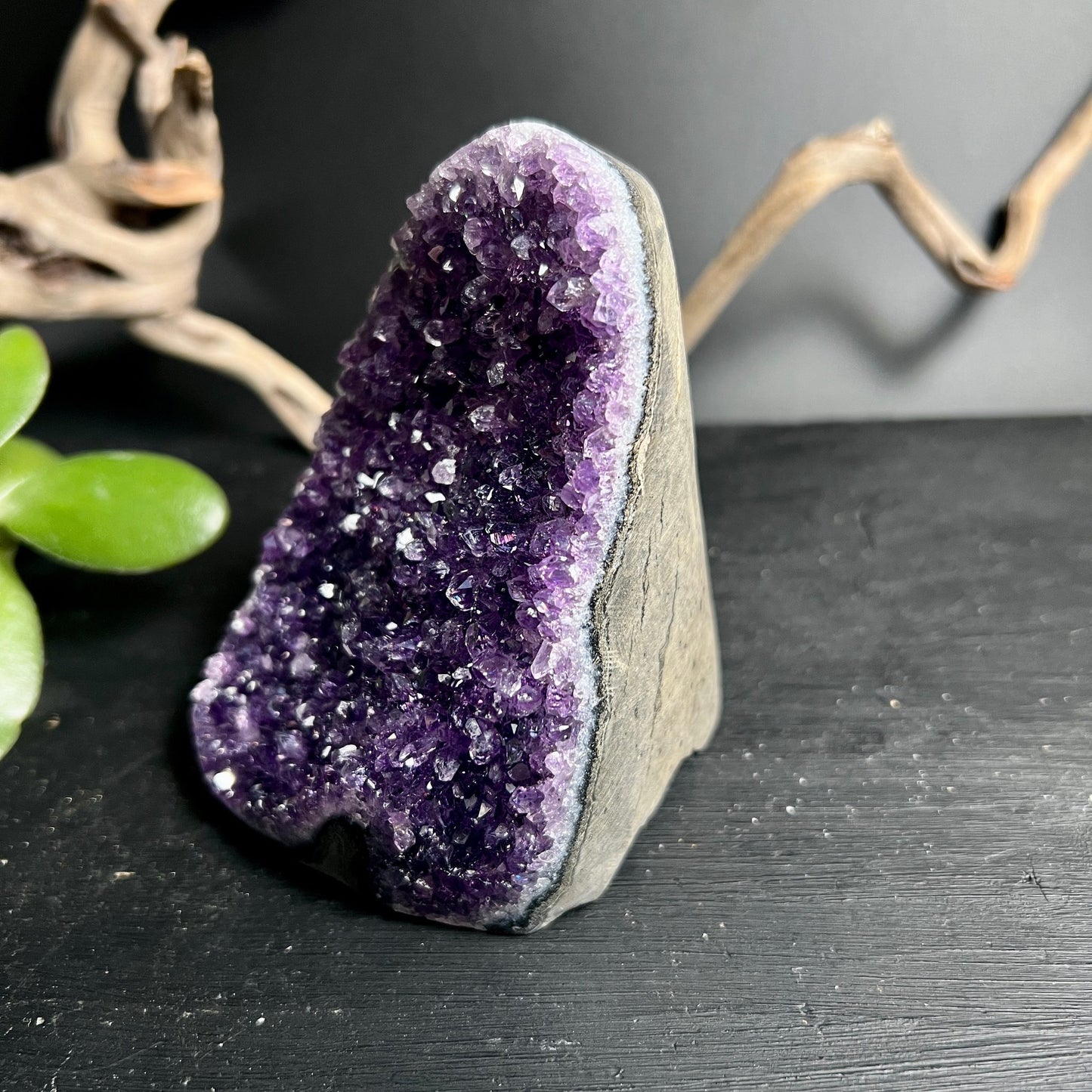 Amethyst Uruguay | seitliche Perspektive | dunkelviolette Drusen | polierte Kanten | Happy Minerals