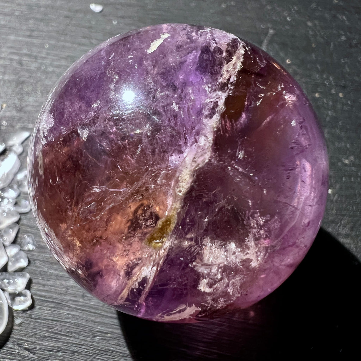 Ametrin Kugel poliert, violette und rostbraune Zonen mit weissen Glimmer-Einschlüssen, glänzend | Happy Minerals