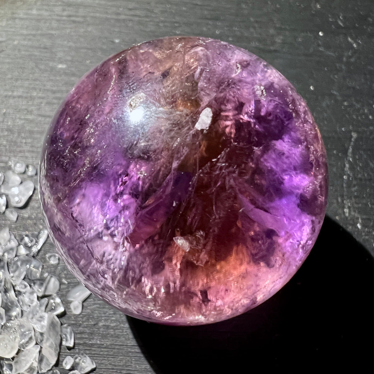 Ametrin Kugel poliert mit lila-violetten Zonen und goldbraunen Schlieren, glasiger Glanz | Happy Minerals