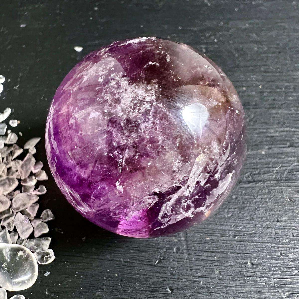 Ametrin Kugel poliert mit lila-violetten Zonen und weisslichen Kristalleinschluessen, hochglaenzend | Happy Minerals