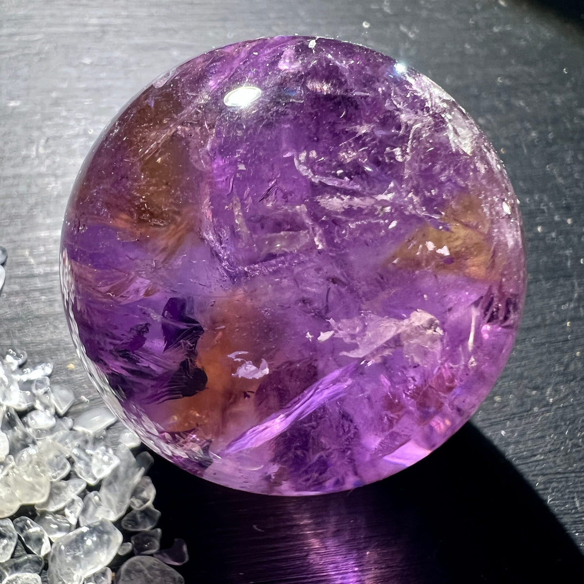 Ametrin Kugel poliert, violette und bernsteinfarbene Zonen mit feinen Rissmustern, hochglaenzend | Happy Minerals