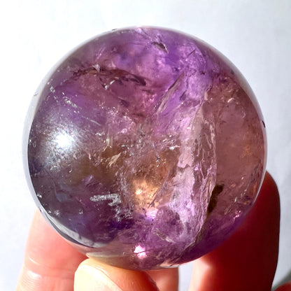 Ametrin Kugel mit violetten Zonen und goldbraunen Phantom-Einschlüssen, polierte Kugelform | Happy Minerals