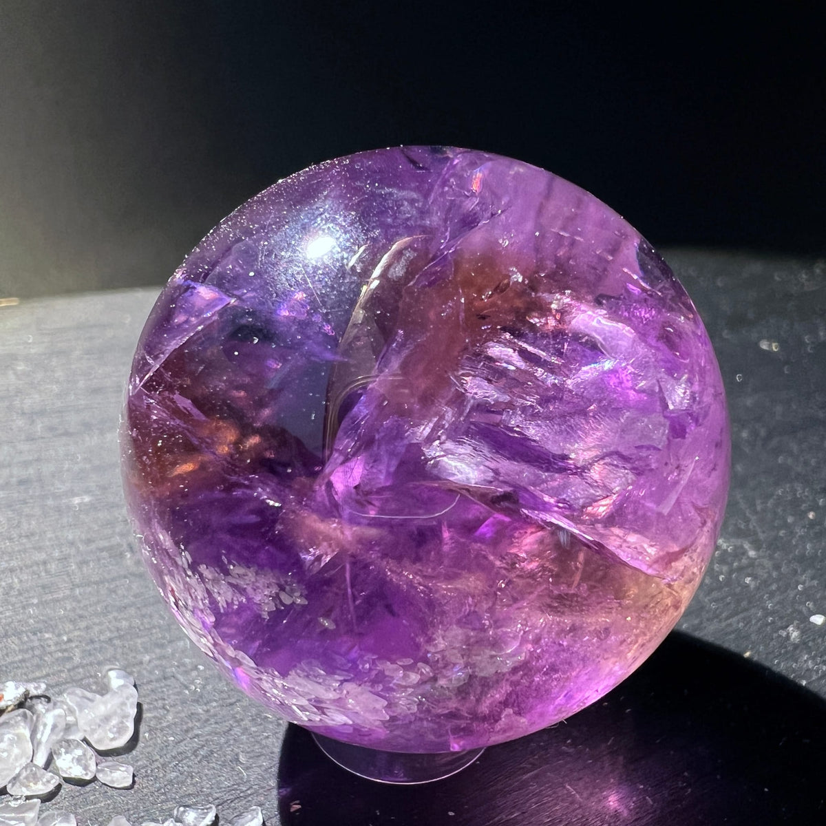 Polierte Ametrin Kugel mit violetten Farbzonen, glasigem Glanz und feinen Rissmustern im Inneren | Happy Minerals