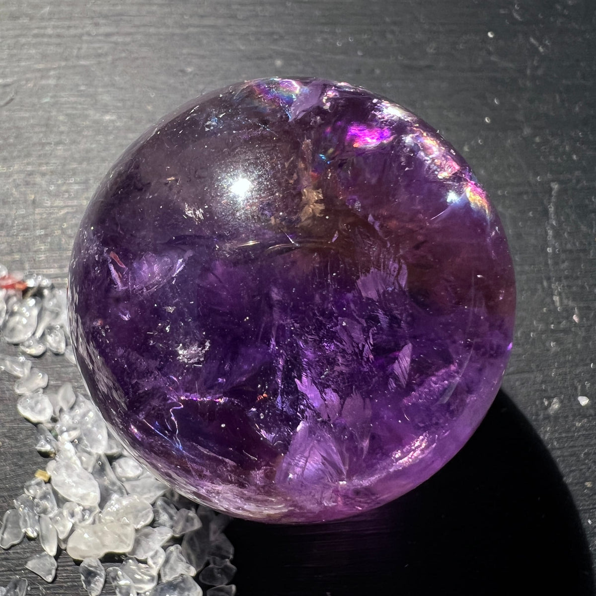 Polierte Ametrin Kugel, tiefviolett mit dunklen Zonen, Facheneinschluessen und Regenbogen-Lichtreflexen | Happy Minerals