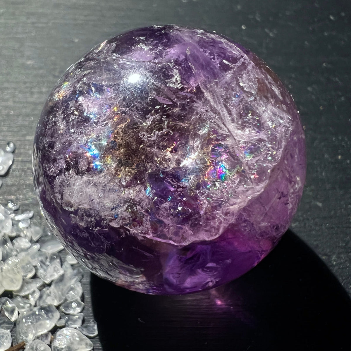 Ametrin Kugel poliert, violette Amethystzonen mit klaren Rissen und Regenbogen-Lichtreflexen | Happy Minerals