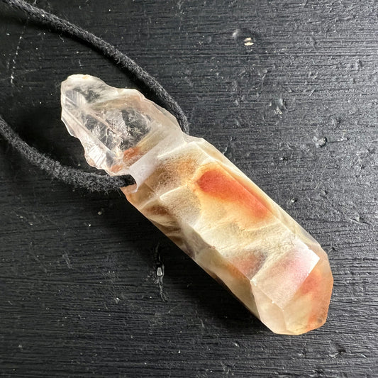 Amphibol Quarz Unikat | liegend | leuchtend rostrot | cremige Flächen | schwarze Kordel | Happy Minerals