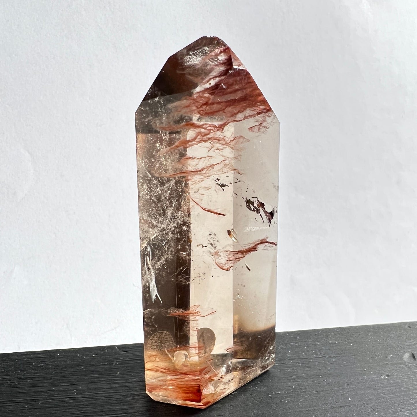Amphibol Quarz Tower Variante A | Gesamtansicht | rote Wolken | klarer Körper | polierte Flächen | Happy Minerals