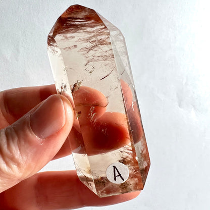 Amphibol Quarz Tower Variante A | in der Hand | klarer Quarz | rote Fasern | Brasilien | Happy Minerals
