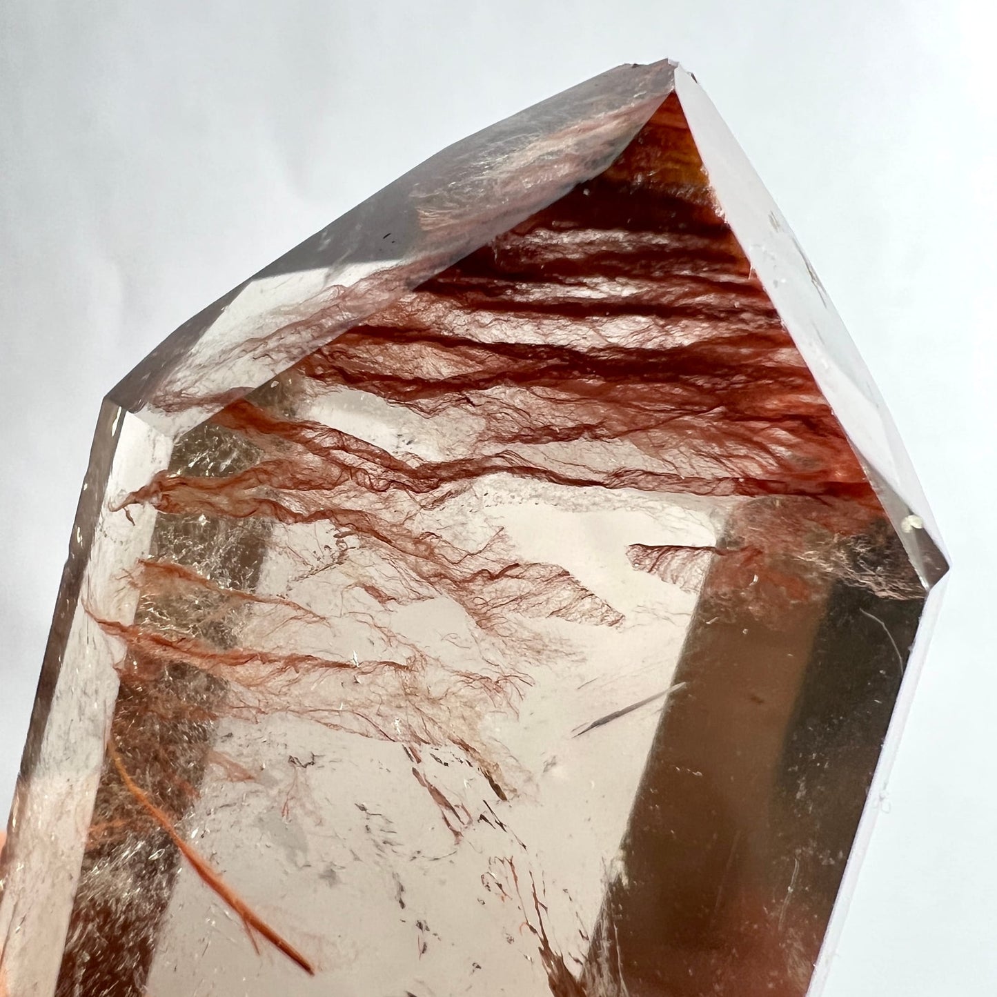 Amphibol Quarz Tower Variante A | Nahaufnahme Spitze | rote wolkige Einschlüsse | seidiger Glanz | Happy Minerals