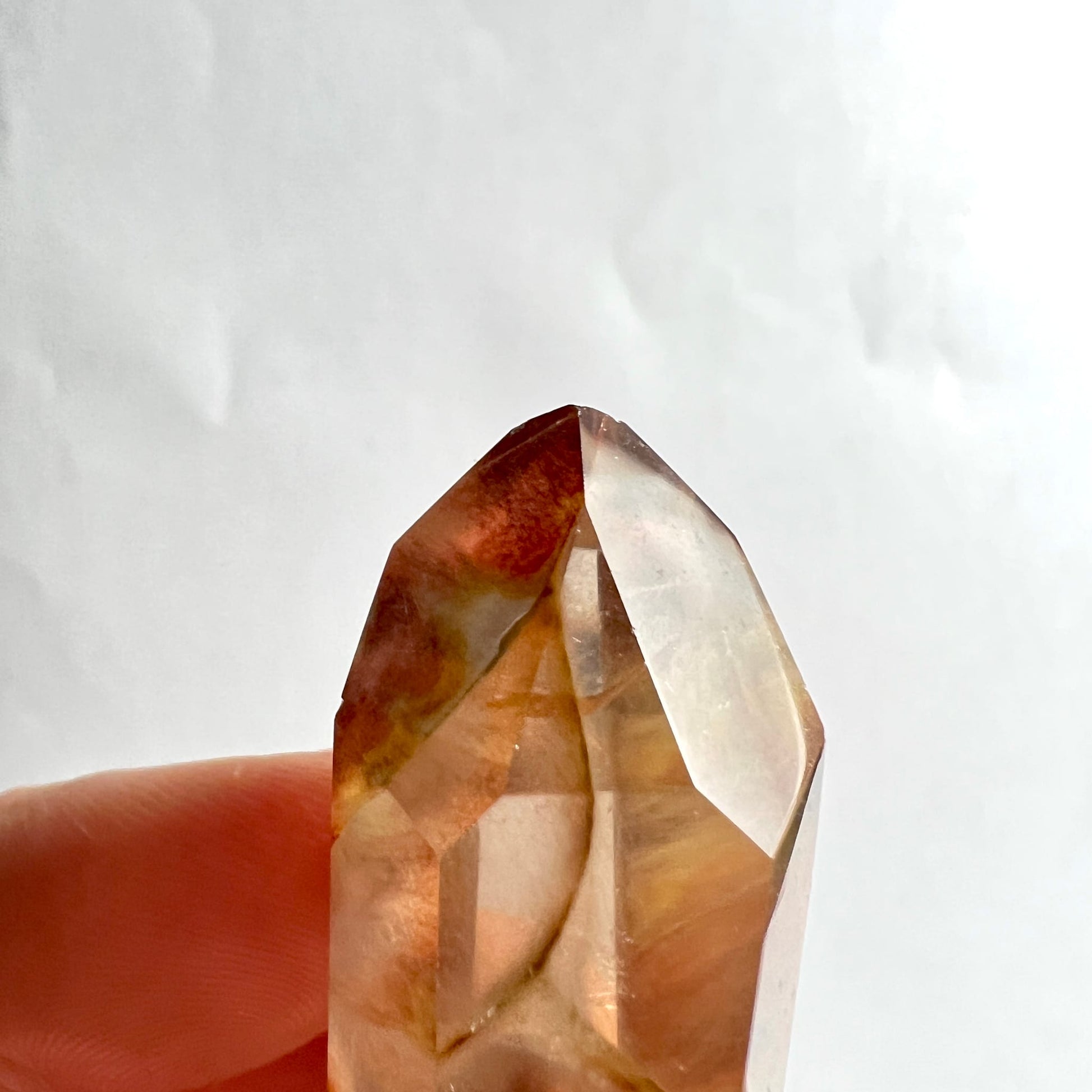 Amphibol Quarz Tower Variante B | Nahaufnahme Spitze | rote und goldene Farbfelder | transparent | Happy Minerals