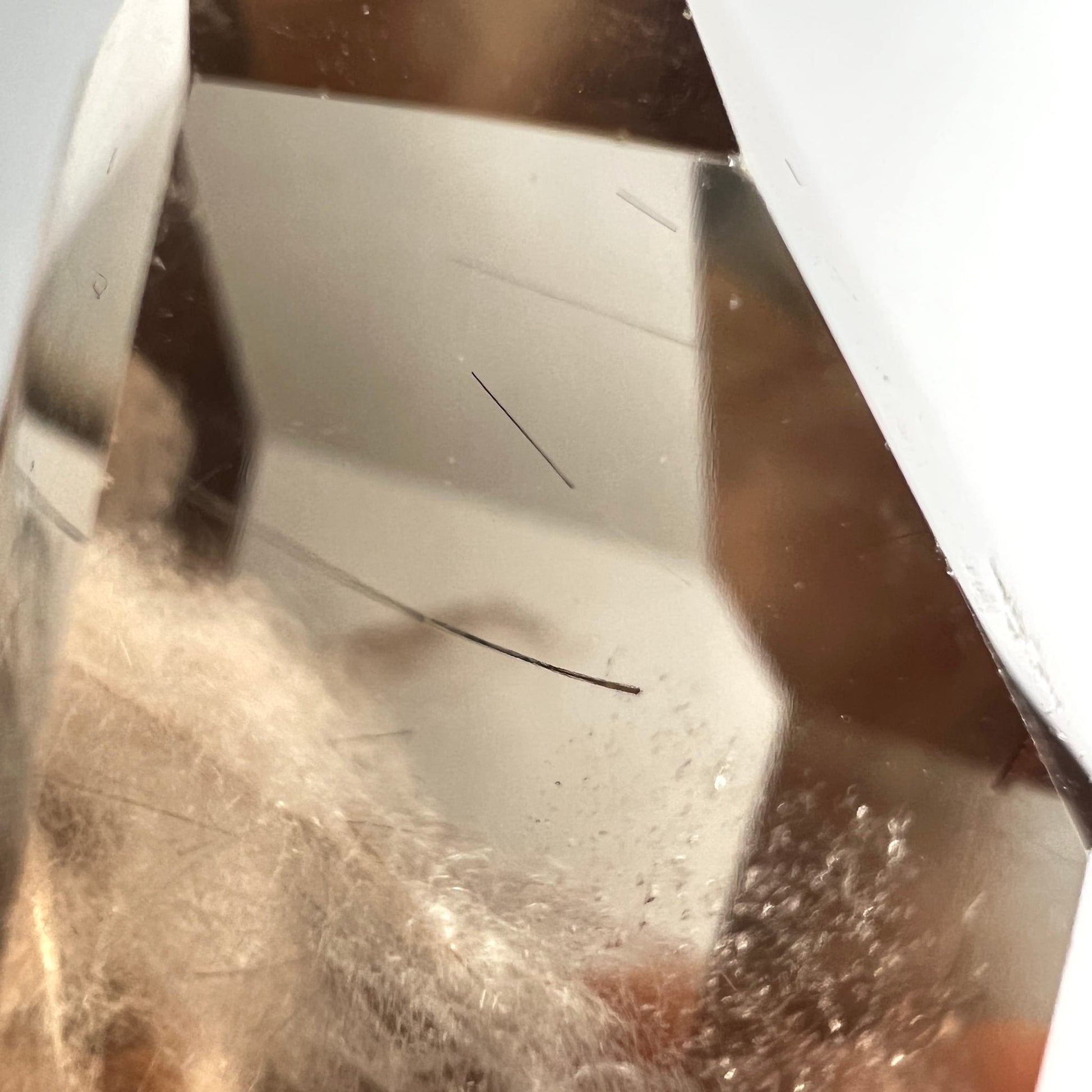 Amphibol Quarz Tower Variante C | Detailaufnahme | schwarze Nadeln | samtige Fasern | kristallklare Basis | Happy Minerals